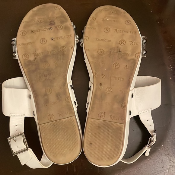 Restricted sandals. - Picture 5 of 7